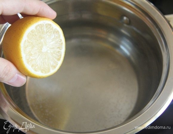 Вскипятить воду для варки риса, добавить в воду немного сока лимона.
