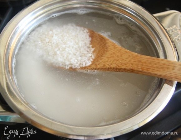 Рис промыть и сварить в большом количестве слегка подкисленной воды.