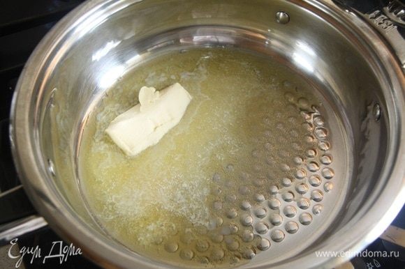 В толстостенной посуде разогреть сливочное масло (граммов 50-60).