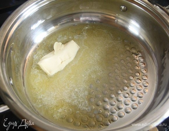 В толстостенной посуде разогреть сливочное масло (граммов 50-60).