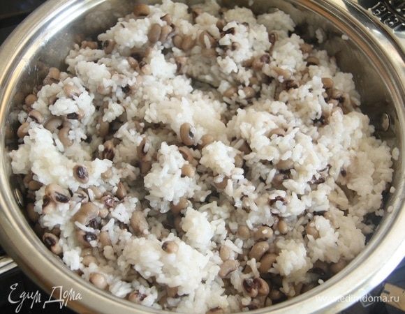 Рис соединить с готовой фасолью, выложить в сотейник со сливочным маслом.