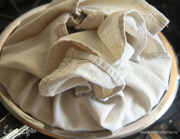 Сотейник накрыть крышкой, обернутой х/б полотенцем, готовить на минимальном огне. По рецепту в течение 2-2,5 ч. Но я так долго не рискнула.