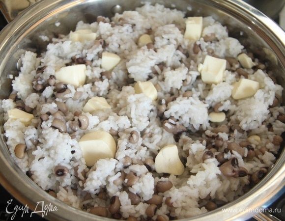 Минут через 20 добавить в плов оставшееся сливочное масло (100г), продолжать готовить. Мой плов готовился примерно 1 ч. Если посуда правильная — на дне блюда образуется зажаристая корочка, которая легко отделяется от сотейника.