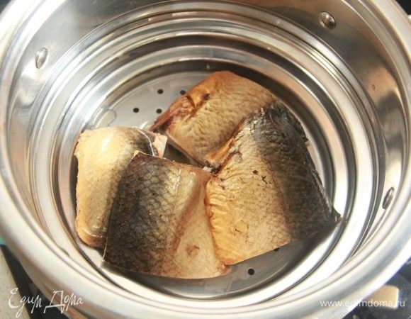 Рыбку нарезать на кусочки, отварить на пару минут 5-7.