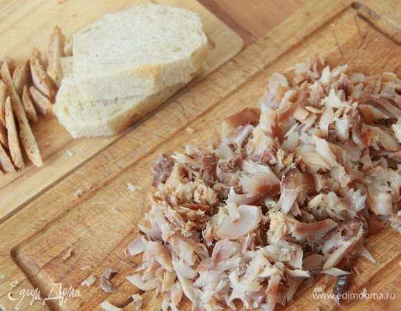 Мясо рыбки отделить от костей, косточек и шкурки, разделить на некрупные кусочки. У хлеба обрезать корку.