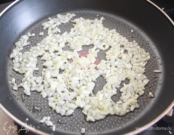 На масле обжарить лук, нарезанный кубиком. Тут надо сказать, что на Востоке принято готовить на сливочном (топленом) масле. Но я по привычке все же лучок готовила на растительном. 