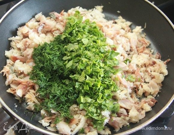 Добавить рыбу, раскрошенный хлеб, нарезанную зелень (кинза и укроп).