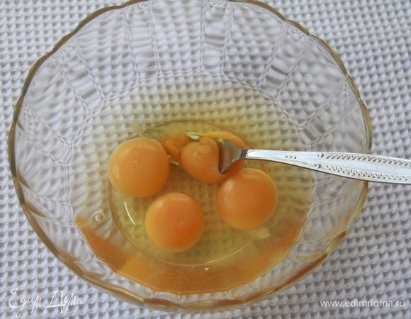 4-5 яиц взбить вилкой с щепоткой соли.