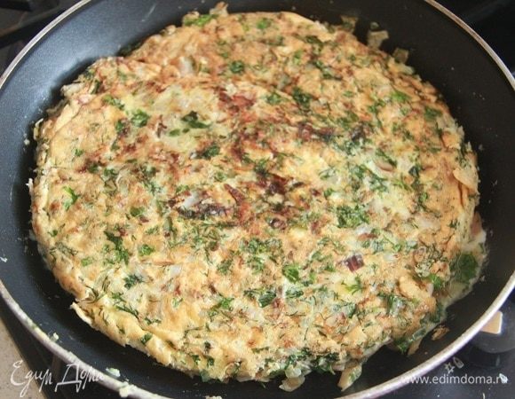 Балыклы кюкю перевернуть (с помощью тарелки) на другую сторону и готовить еще несколько минут. Готовый балыклы кюкю нарезать ромбиком.