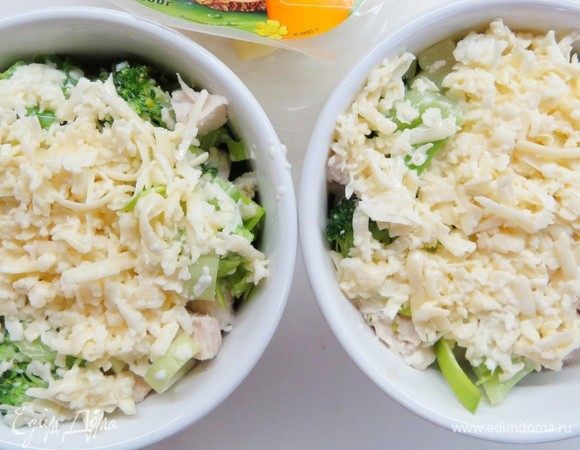 Сверху заливаем сливочно-сырной начинкой и ставим в разогретую до 180°С духовку.