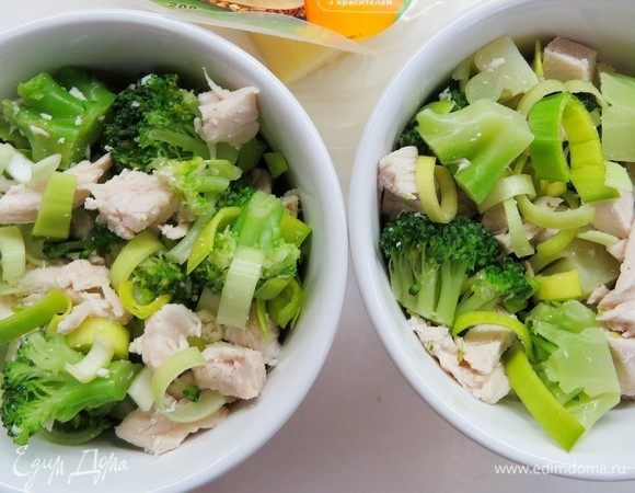 Выкладываем начинку из курицы, порея и брокколи в огнеупорную форму (я люблю делать в порционных формочках).