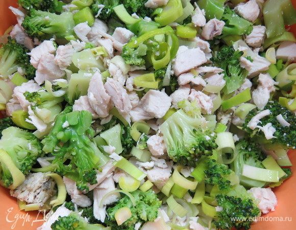 Смешать порезанную куриную грудку, брокколи и порей.
