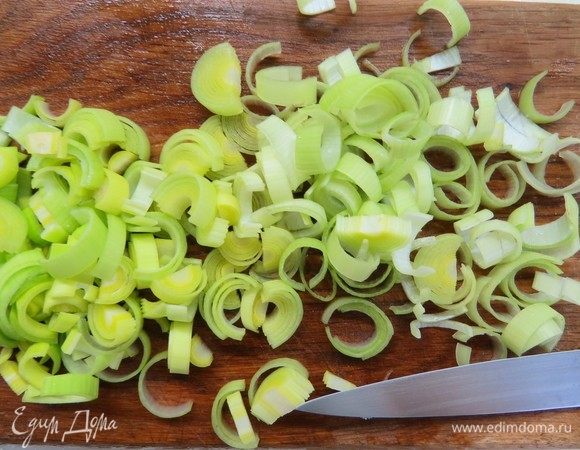 Лук порей нарезать полукольцами.