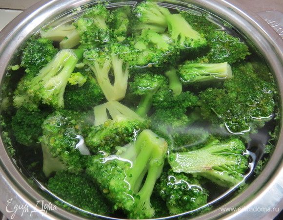 Брокколи разобрать на соцветия и отварить в кипящей соленой воде до полуготовности. Я обычно варю около 5 минут, так как не люблю сильно разваренную брокколи. Можно также использовать замороженную брокколи.