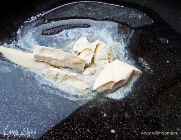 Растопить сливочное масло вместе с растительным.