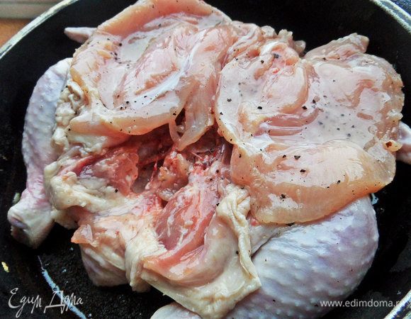 Когда сковорода нагреется, положить промаринованную курочку кожей вниз, сверху придумать тяжелый груз. Например, плоская тарелка и сверху полный чайник.