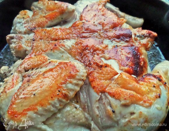 Жарить до золотистого состояния на довольно сильном огне, потом перевернуть и снова под груз. Периодически поглядывать и переворачивать, и так минут 20 уже при умеренном огне. В детстве мама жарила так до готовности, до хруста без дополнительных приправ, но мы пойдем дальше, и в помощь нам Интернет.