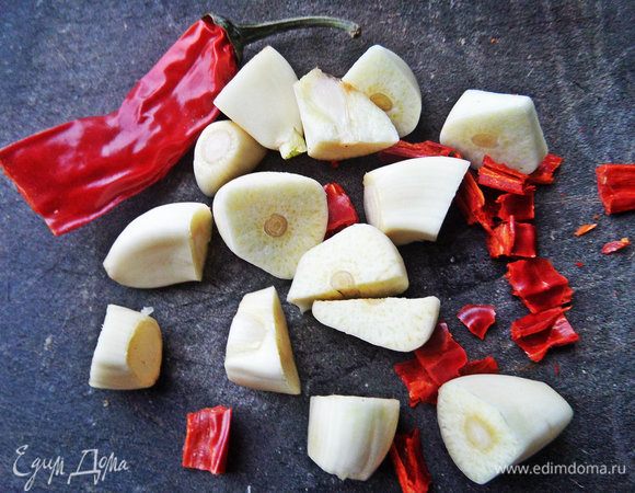 Будем готовить заливку-соус. Измельчить чеснок и чили-перец.