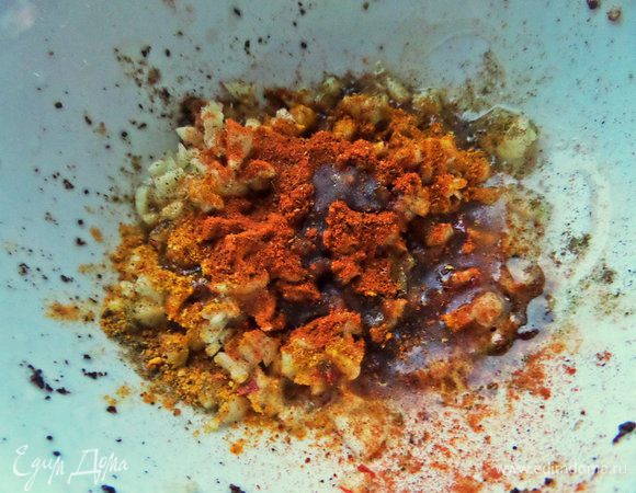 К чесноку и чили добавить паприку, кориандр, ложку растительного масла, ложку воды, паприку, приправу для курицы, соевый соус, смесь перцев.