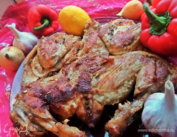 Полить ядерной смесью обжаренную курочку, подержать на огне опять под грузом. Перевернуть, полить и снова на пару минут под груз. Можно и дольше, но смотреть, чтобы чеснок не подгорел.