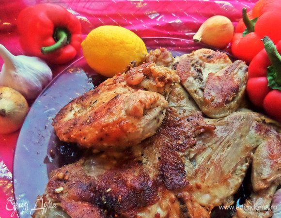 Перенести плоскую курочку на большую тарелку. Куски курочки легко отламываются. Подавать со свежими овощами и зеленью.