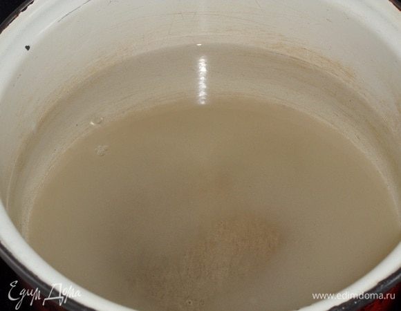 Кастрюлю ставим на плиту. В кастрюлю наливаем воду, добавляем сахар. Доводим до кипения.