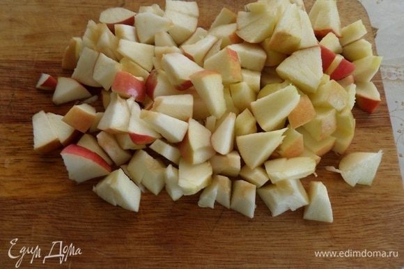 Пока закипает вода с сахаром, промываем, очищаем от семечек яблоки. Нарезаем яблоки.