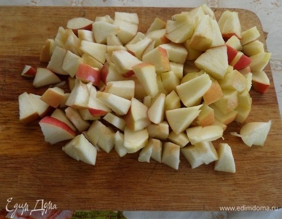 Пока закипает вода с сахаром, промываем, очищаем от семечек яблоки. Нарезаем яблоки.