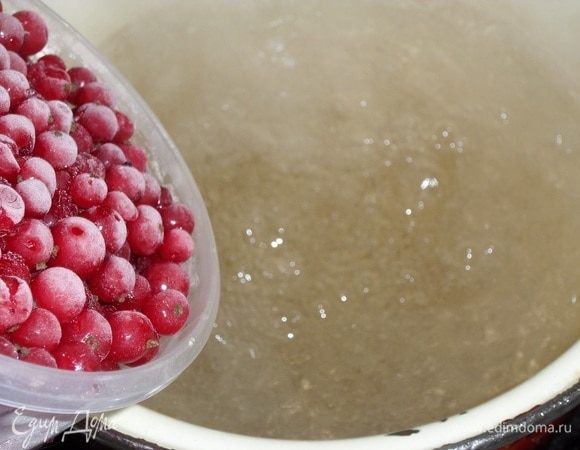 В кипящую сладкую воду закладываем красную смородину (у меня замороженные ягоды).