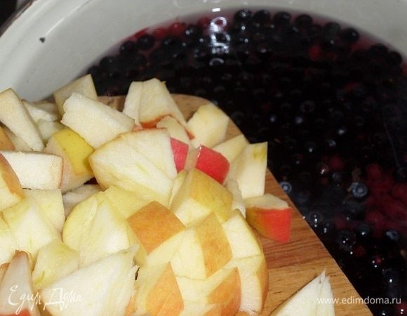 Закладываем нарезанные яблоки.