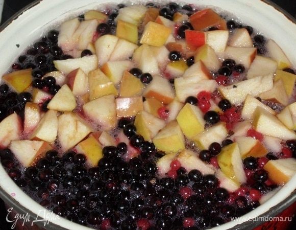 Ягоды и яблоки доводим до кипения.