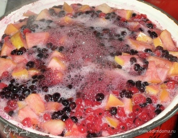 После закипания варим 3-5 минут. Затем убираем кастрюлю с плиты. Остужаем. Процеживаем компот.