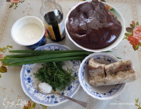 Подготавливаем продукты. Печень хорошо промываем. Кладем в чашку, заливаем холодной водой и оставляем на 30 минут.