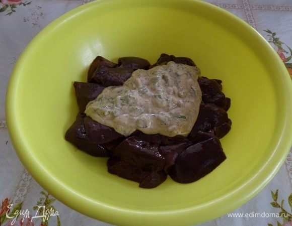 Выкладываем печень в чашку. Добавляем приготовленный маринад.