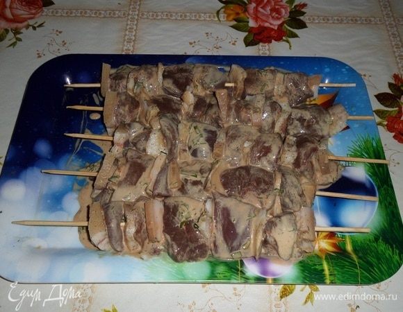 Шпажки замачиваем на 15-20 минут в воде. Через 1 час вынимаем чашку с замаринованной печенью из холодильника. Нанизываем на шпажки печень, затем кусочек сала и т.д.