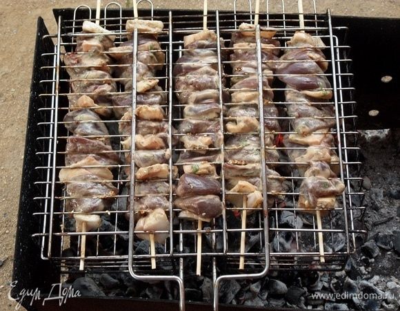 Выкладываем шпажки с печенью и салом на решетку. Обжариваем на мангале.