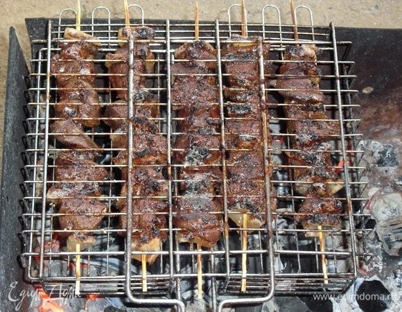 Обжариваем с обеих сторон. При приготовлении этого шашлыка аромат стоит на всю округу, т.к. сало с чесноком и перцем. 