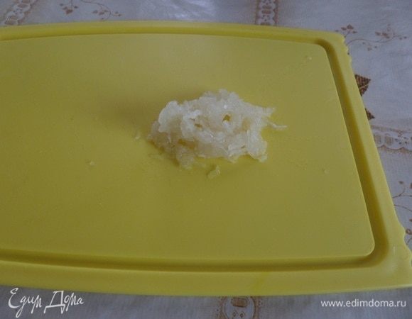 Чеснок измельчаем.