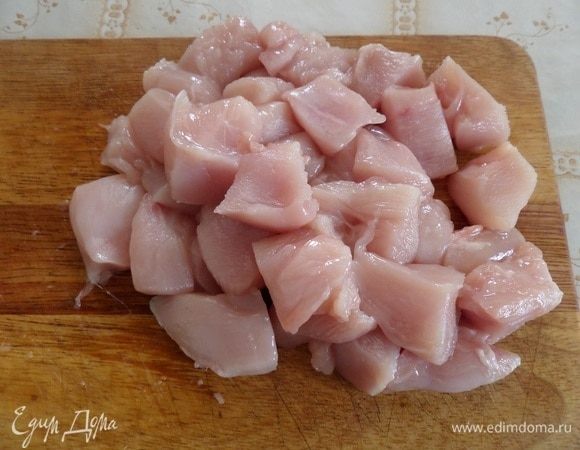 Куриное филе нарезаем кубиком 4х4 см.