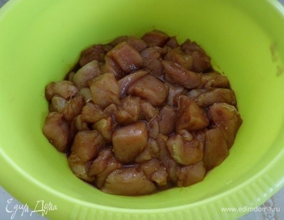 Хорошо перемешиваем. Оставляем чашку в холодильнике на 1 час.