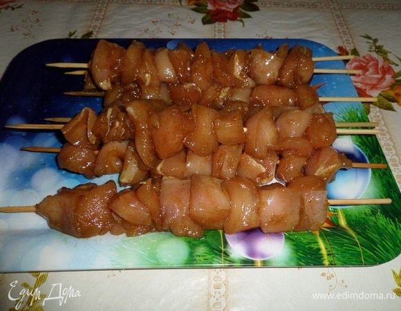 Шпажки кладем в емкость с водой, оставляем на 15-20 минут. 
Через 1 час чашку с куриным мясом вынимаем из холодильника. Куриное мясо нанизываем на шпажки.