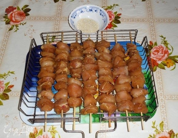 Шпажки с мясом выкладываем на решетку.