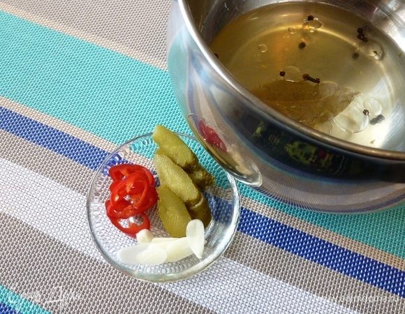 Сварим маринад и охладим его. Масло и уксус вливайте в конце готовки. Тонко нарежем маринованный огурчик, чеснок и чили.
