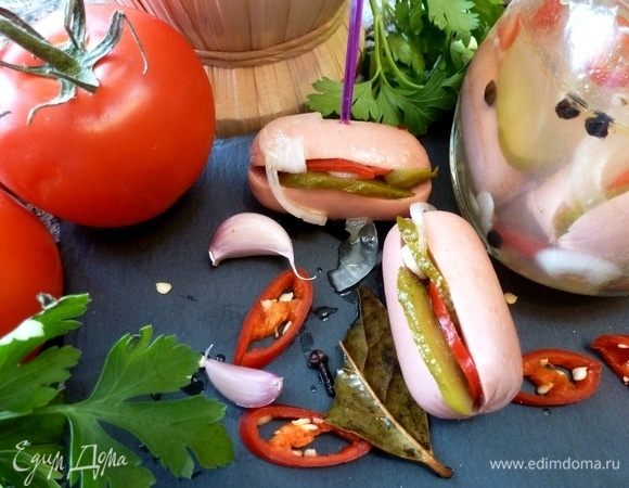 В Чехии традиционно утопенцев готовят к пиву. Но они хороши к отварной картошке, с вареными яйцами, с овощными салатами. 