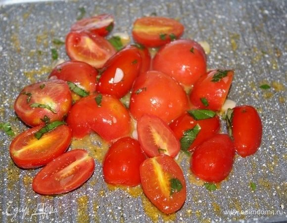 Помидоры разрезать пополам. На оливковом масле обжарить черри 1 минуту. Добавить измельченный чеснок и базилик, уксус и сахар. Жарим 30 секунд.