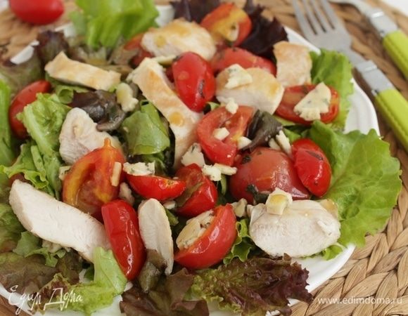 Выложить салат и помидоры на тарелку, добавить кусочки курицы-гриль, полить оставшимся соусом, добавить кусочки сыра.