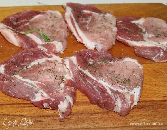 Кусочки свинины посолить, поперчить, посыпать измельченной зеленью, сбрызнуть оливковым маслом. Все это втереть в мясо руками.Оставить на 15 минут.