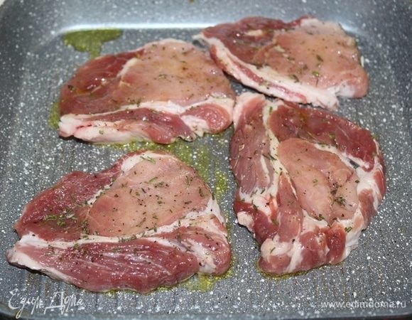 Обжарить кусочки на раскаленном оливковом масле с двух сторон. Переложите мясо в форму и отправьте в духовку на 10-15 минут.