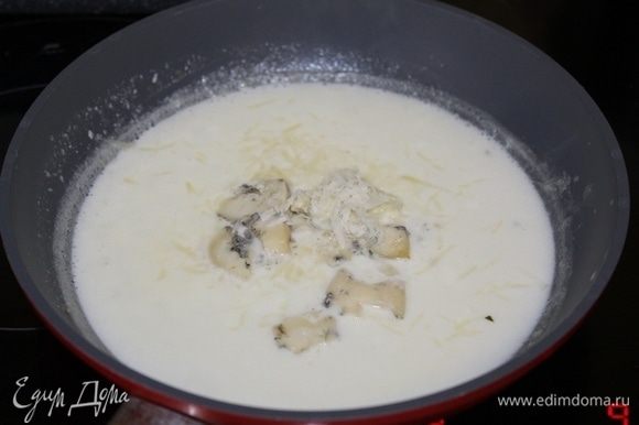 Довести сливки до кипения и уварить на медленном огне до загустения. Снимите с огня и добавьте оба сыра, размешать до растворения сыра.
