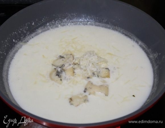 Довести сливки до кипения и уварить на медленном огне до загустения. Снимите с огня и добавьте оба сыра, размешать до растворения сыра.